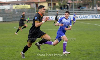 Mencagli insegue il pallone affrontato da un giocatore biancoviola