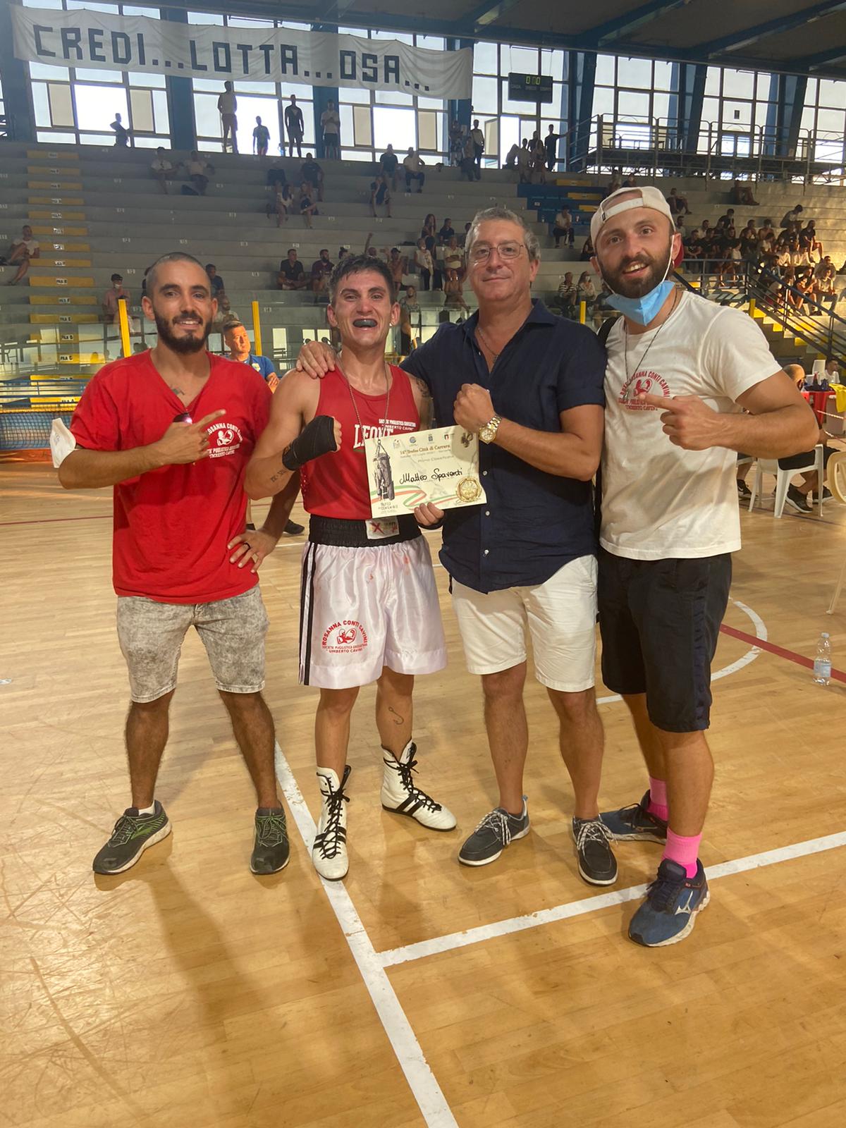 SocietaPugilistica-Grossetana-Umberto-Cavini.-Il-trofeo-di-Carrara-a-Matteo-Spaventi